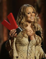 Mariah, recibiendo uno de los 4 premios