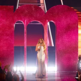 [VIDEO] Mariah Carey da clase magistral al cantar ‘We Belong Together’ en Especial de 50 Aniversario de AMAs